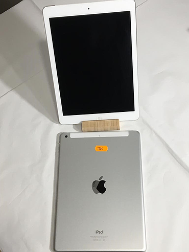 iPad Air 10 " 16Go [Wi-Fi + Cellular] gris sidéral blanc / occasion (7006)